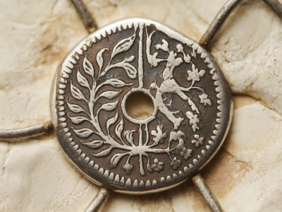 Warum mittelalterliche Brakteaten oft so dünn sind und wie das Herstellungsverfahren ihre Erhaltung beeinflusst